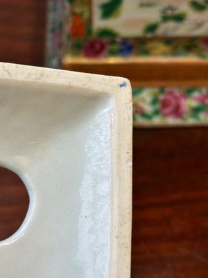 Een paar Chinese Canton famille rose bloemenhouders, 19e eeuw — foto 7