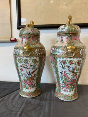 Een paar Chinese Canton famille rose dekselvazen, 19e eeuw — foto 2