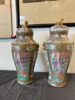 Een paar Chinese Canton famille rose dekselvazen, 19e eeuw — foto 3