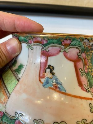 Een paar Chinese Canton famille rose dekselvazen, 19e eeuw — foto 8