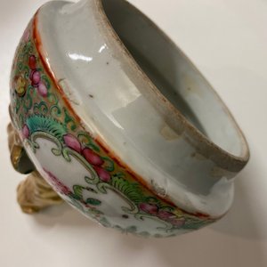 Een paar Chinese Canton famille rose dekselvazen, 19e eeuw — foto 11