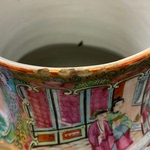 Een paar Chinese Canton famille rose dekselvazen, 19e eeuw — foto 12