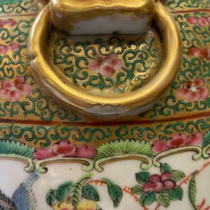 Een paar Chinese Canton famille rose dekselvazen, 19e eeuw — foto 13