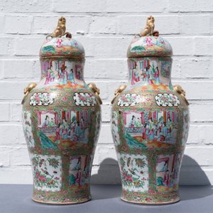 Een paar Chinese Canton famille rose dekselvazen, 19e eeuw — foto 17