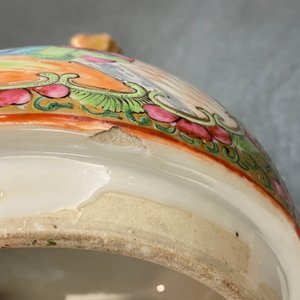 Een paar Chinese Canton famille rose dekselvazen, 19e eeuw — foto 9