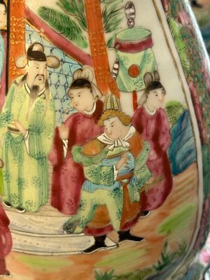 Een paar Chinese Canton famille rose kalebasvazen met deksel, 19e eeuw — foto 11