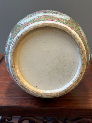 Een paar Chinese Canton famille rose kalebasvazen met deksel, 19e eeuw — foto 18