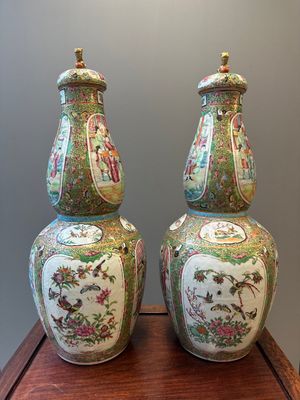 Een paar Chinese Canton famille rose kalebasvazen met deksel, 19e eeuw — foto 4