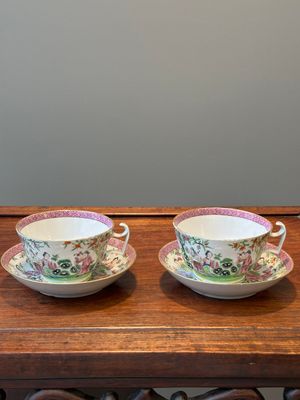 Een paar Chinese Canton famille rose koppen en schotels, 19e eeuw — foto 1
