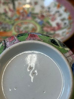 Een paar Chinese Canton famille rose koppen en schotels, 19e eeuw — foto 12