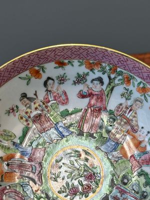 Een paar Chinese Canton famille rose koppen en schotels, 19e eeuw — foto 15