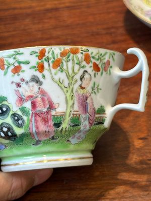 Een paar Chinese Canton famille rose koppen en schotels, 19e eeuw — foto 18