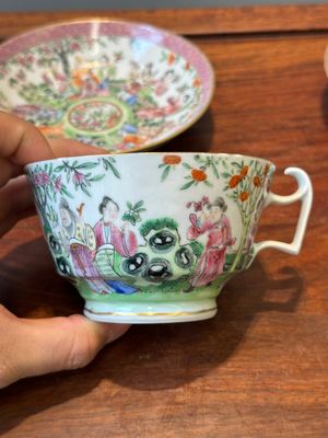 Een paar Chinese Canton famille rose koppen en schotels, 19e eeuw — foto 2