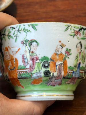 Een paar Chinese Canton famille rose koppen en schotels, 19e eeuw — foto 21