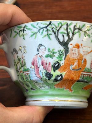 Een paar Chinese Canton famille rose koppen en schotels, 19e eeuw — foto 22
