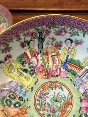 Een paar Chinese Canton famille rose koppen en schotels, 19e eeuw — foto 26