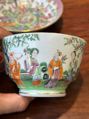 Een paar Chinese Canton famille rose koppen en schotels, 19e eeuw — foto 4