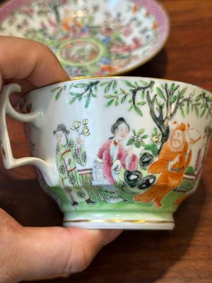 Een paar Chinese Canton famille rose koppen en schotels, 19e eeuw — foto 5