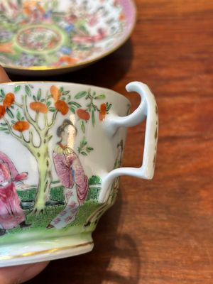 Een paar Chinese Canton famille rose koppen en schotels, 19e eeuw — foto 6