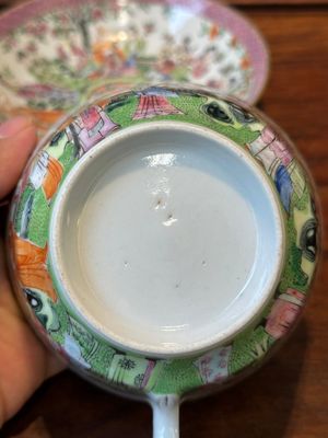 Een paar Chinese Canton famille rose koppen en schotels, 19e eeuw — foto 9