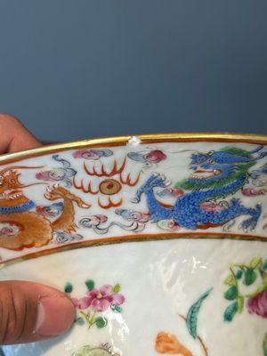 Een paar Chinese Canton famille rose kwispedoors met draken, vogels, vlinders en bloemen, 19e eeuw — foto 12