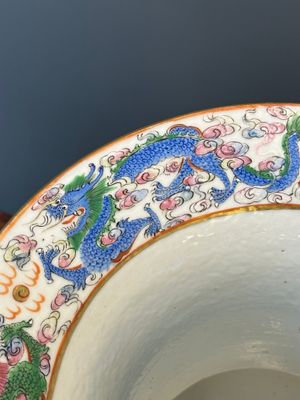 Een paar Chinese Canton famille rose kwispedoors met draken, vogels, vlinders en bloemen, 19e eeuw — foto 8
