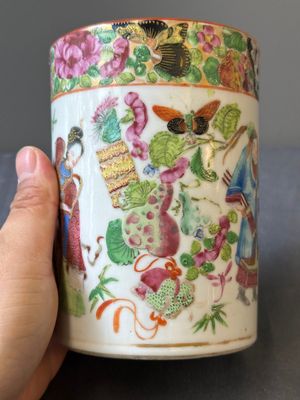 Een paar Chinese Canton famille rose opengewerkte penselenbekers, 19e eeuw — foto 16