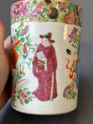 Een paar Chinese Canton famille rose opengewerkte penselenbekers, 19e eeuw — foto 19