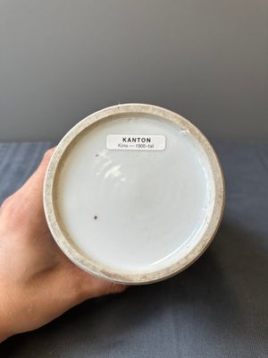 Een paar Chinese Canton famille rose opengewerkte penselenbekers, 19e eeuw — foto 21