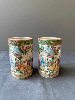 Een paar Chinese Canton famille rose opengewerkte penselenbekers, 19e eeuw — foto 4