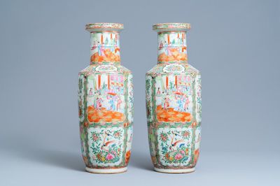 Een paar Chinese Canton famille rose rouleau vazen, 19e eeuw