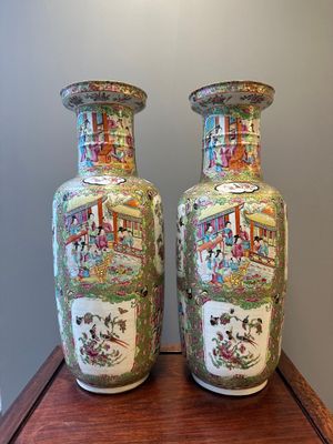 Een paar Chinese Canton famille rose rouleau vazen, 19e eeuw — foto 1