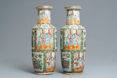 Een paar Chinese Canton famille rose rouleau vazen, 19e eeuw