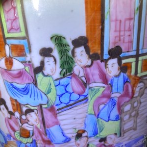 Een paar Chinese Canton famille rose rouleau vazen, 19e eeuw — foto 7