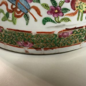 Een paar Chinese Canton famille rose spuugbakken en een vaas, 19e eeuw — foto 12