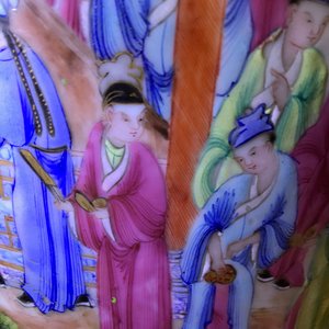 Een paar Chinese Canton famille rose spuugbakken en een vaas, 19e eeuw — foto 14