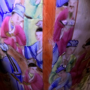 Een paar Chinese Canton famille rose spuugbakken en een vaas, 19e eeuw — foto 16
