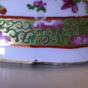 Een paar Chinese Canton famille rose spuugbakken en een vaas, 19e eeuw — foto 7