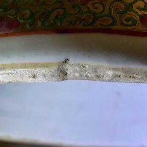 Een paar Chinese Canton famille rose spuugbakken en een vaas, 19e eeuw — foto 8