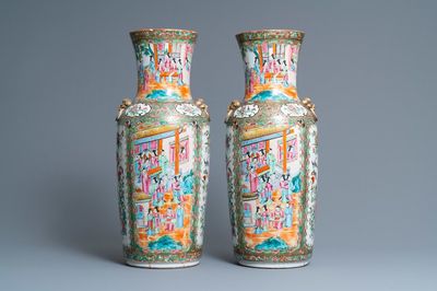Een paar Chinese Canton famille rose vazen, 19e eeuw
