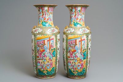 Een paar Chinese Canton famille rose vazen, 19e eeuw