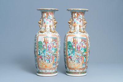 Een paar Chinese Canton famille rose vazen, 19e eeuw