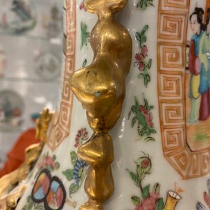 Een paar Chinese Canton famille rose vazen, 19e eeuw — foto 14