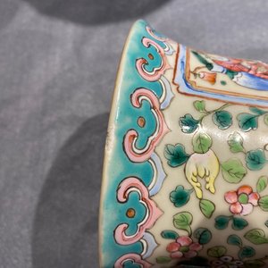 Een paar Chinese Canton famille rose vazen en een enkele vaas, 19e eeuw — foto 11
