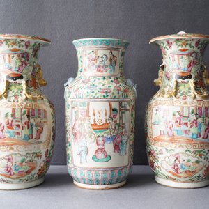 Een paar Chinese Canton famille rose vazen en een enkele vaas, 19e eeuw — foto 8