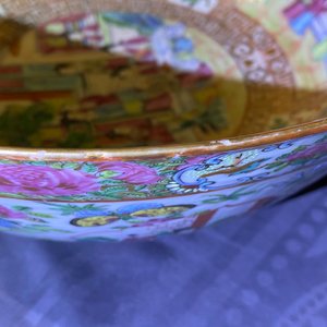 Een paar Chinese Canton famille rose vazen en een kom, 19e eeuw — foto 15