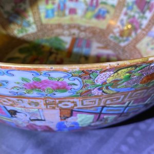 Een paar Chinese Canton famille rose vazen en een kom, 19e eeuw — foto 16