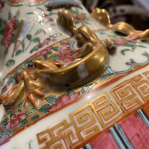 Een paar Chinese Canton famille rose vazen en een kom, 19e eeuw — foto 17
