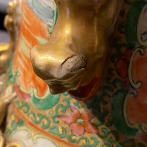 Een paar Chinese Canton famille rose vazen en een kom, 19e eeuw — foto 20