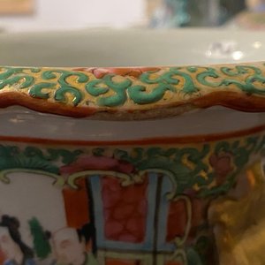 Een paar Chinese Canton famille rose vazen en een kom, 19e eeuw — foto 21